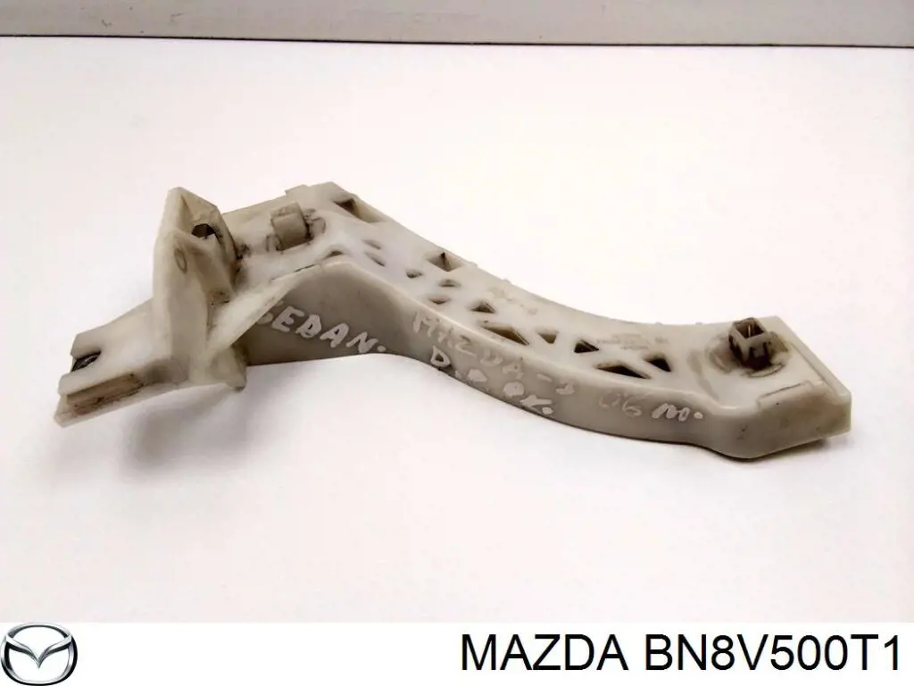 BN8V500T1 Mazda Кронштейн крепления бампера переднего правый