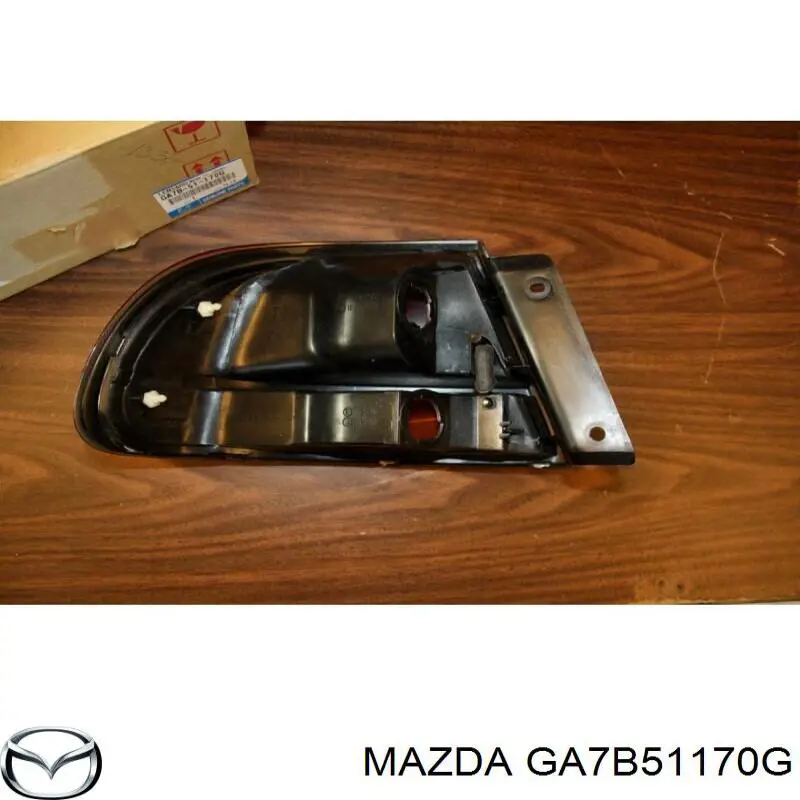 GA7B51170G Mazda lanterna traseira direita externa