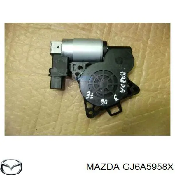 Motor de acionamento de vidro da porta dianteira esquerda GJ6A5958X Mazda
