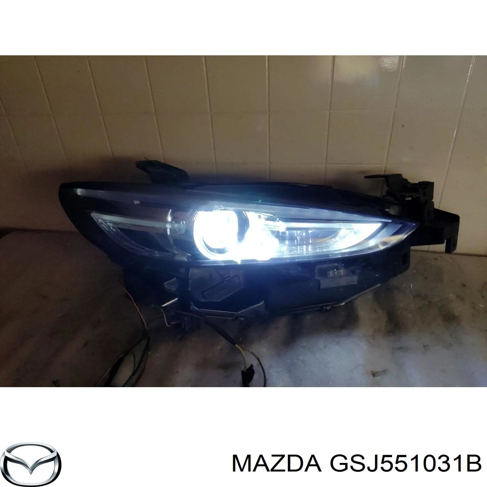GSJ551031B Mazda Фара передняя правая