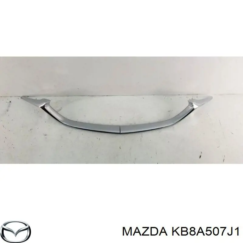 Молдинг решетки радиатора правый Mazda KB8A507J1