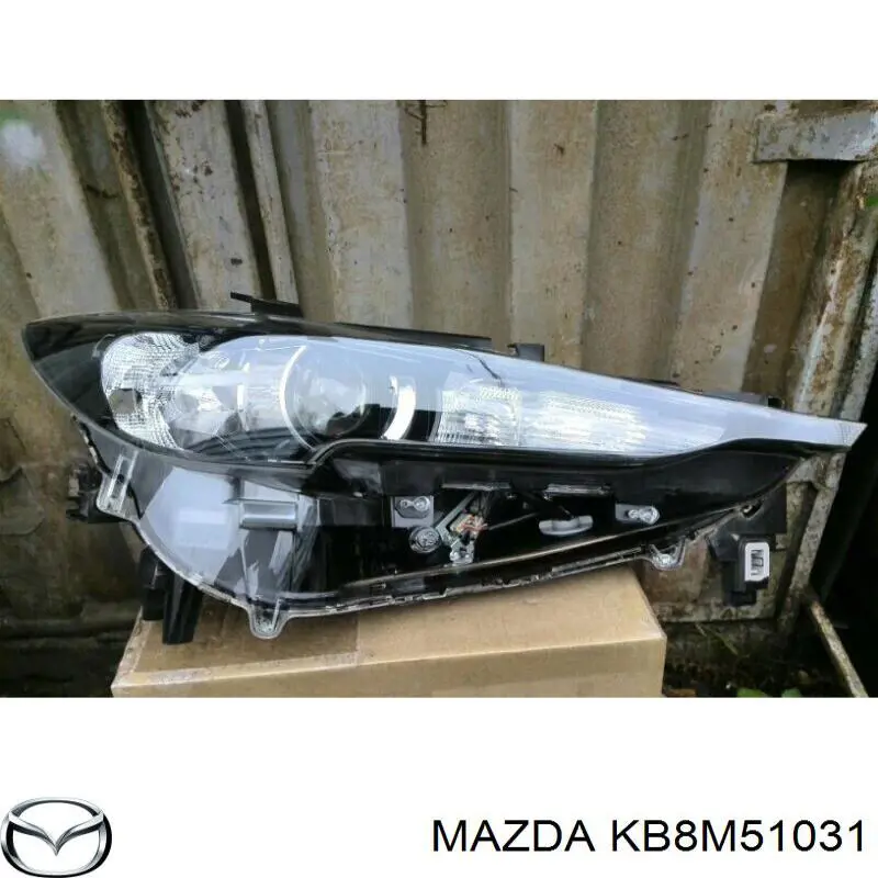 Правая фара KB8M51031 Mazda