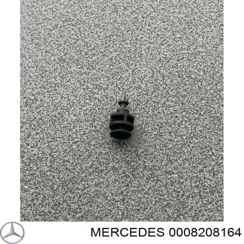 0008208164 Mercedes панель крепления задних фонарей