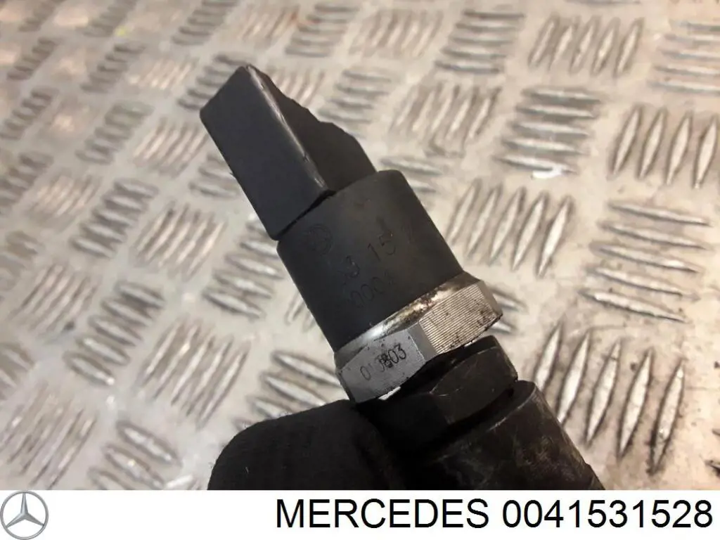 0041531528 Mercedes Манометры