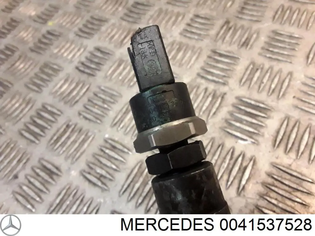 Датчик давления топлива 0041537528 Mercedes