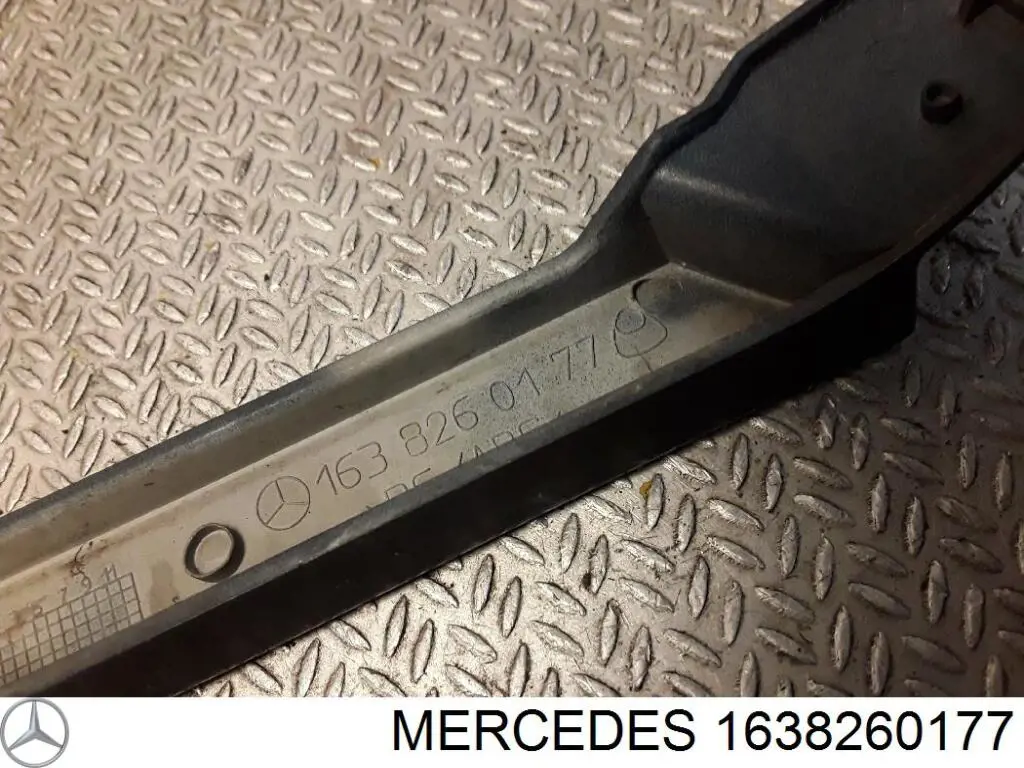 Ресничка (накладка) левой фары 1638260177 Mercedes