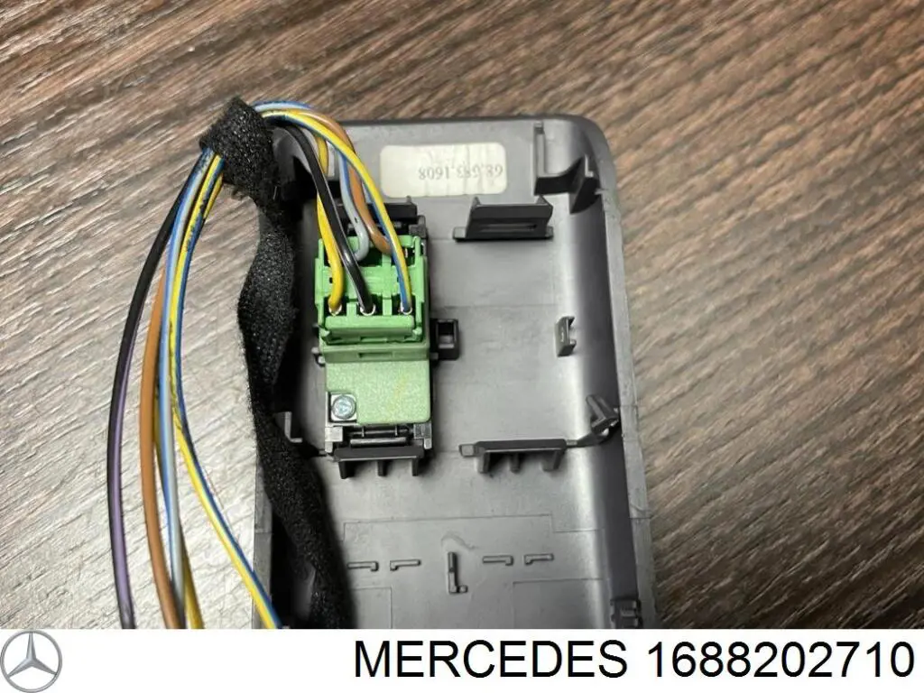Кнопочный блок управления стеклоподъемником центральной консоли на Mercedes A (W168)
