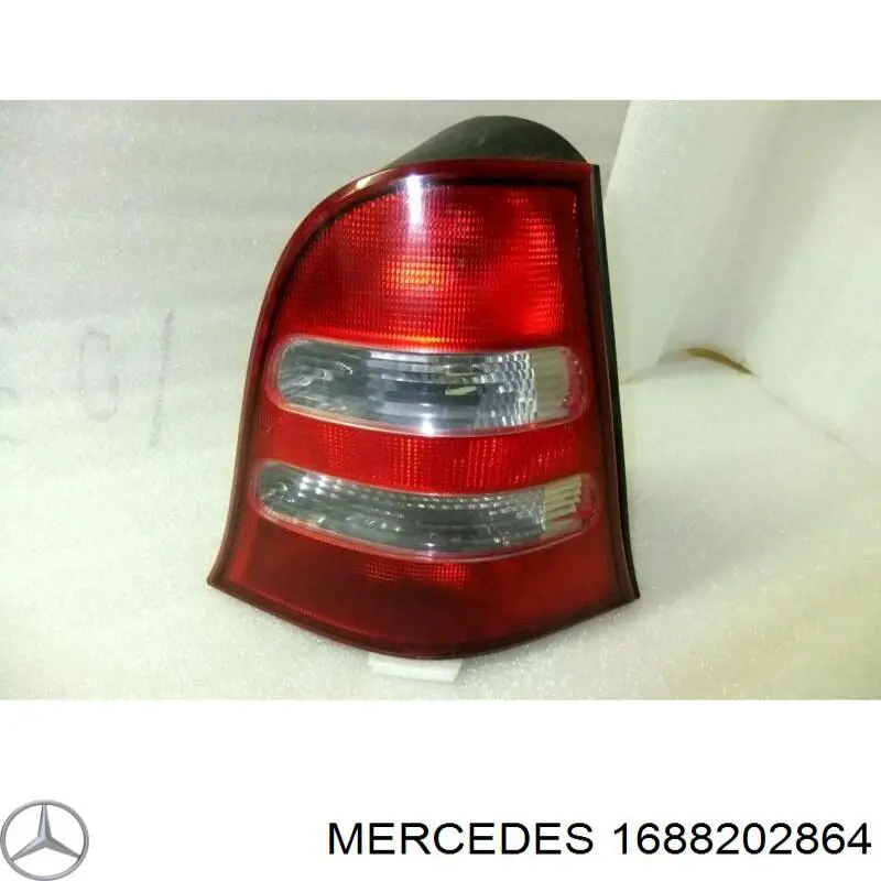 1688202864 Mercedes lanterna traseira direita