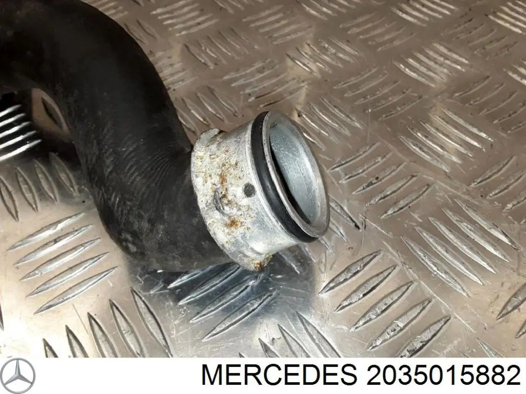 2035015882 Mercedes mangueira (cano derivado do radiador de esfriamento superior)