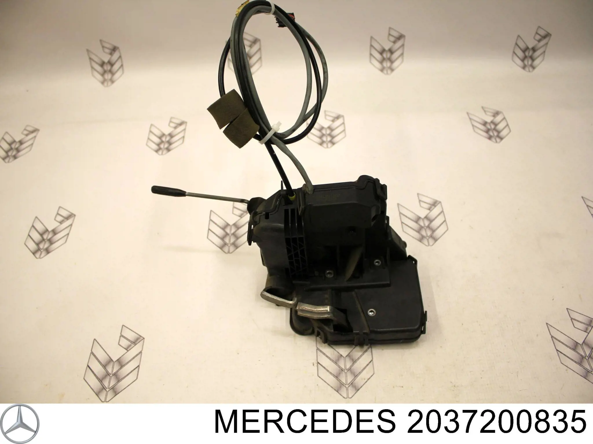 Дверной замок передний правый Mercedes 2037200835 цена, от 56.24 USD