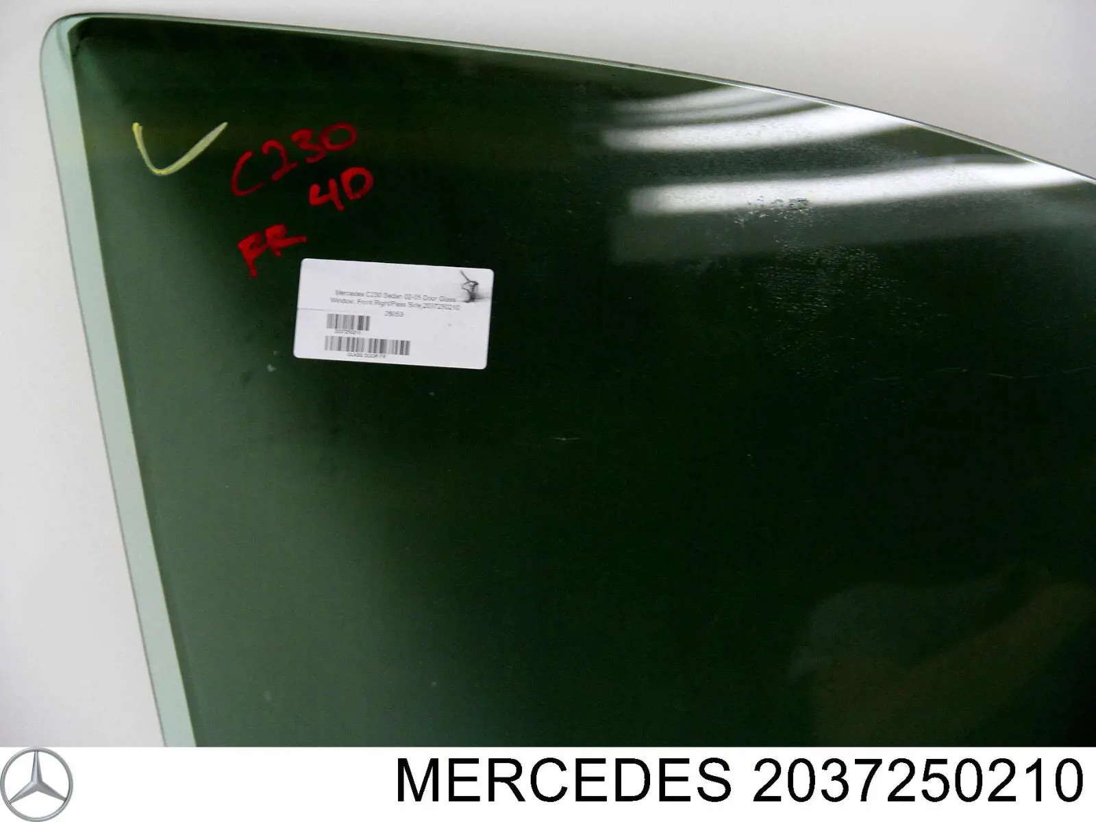 Стекло передней двери, правой на Mercedes C (W203)