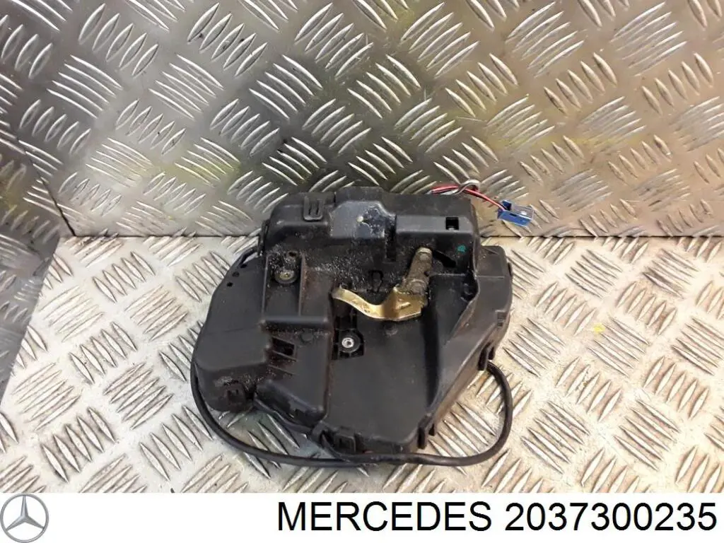 Замок задней правой двери  Mercedes 2037300235