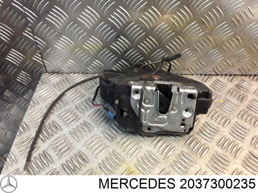 2037300235 Mercedes Замок двери задней правой