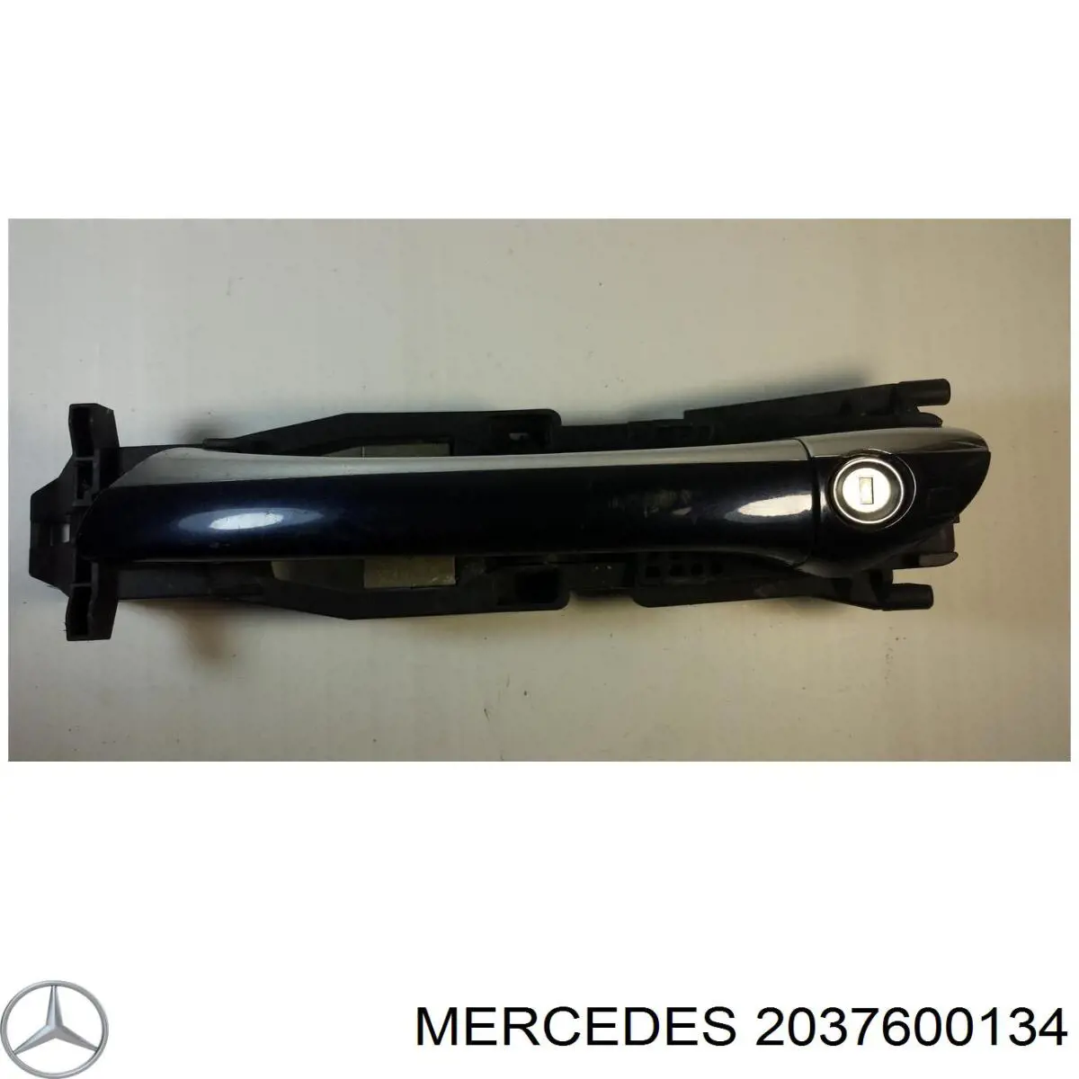 2037600134 Mercedes Держатель наружной ручки двери левых дверей