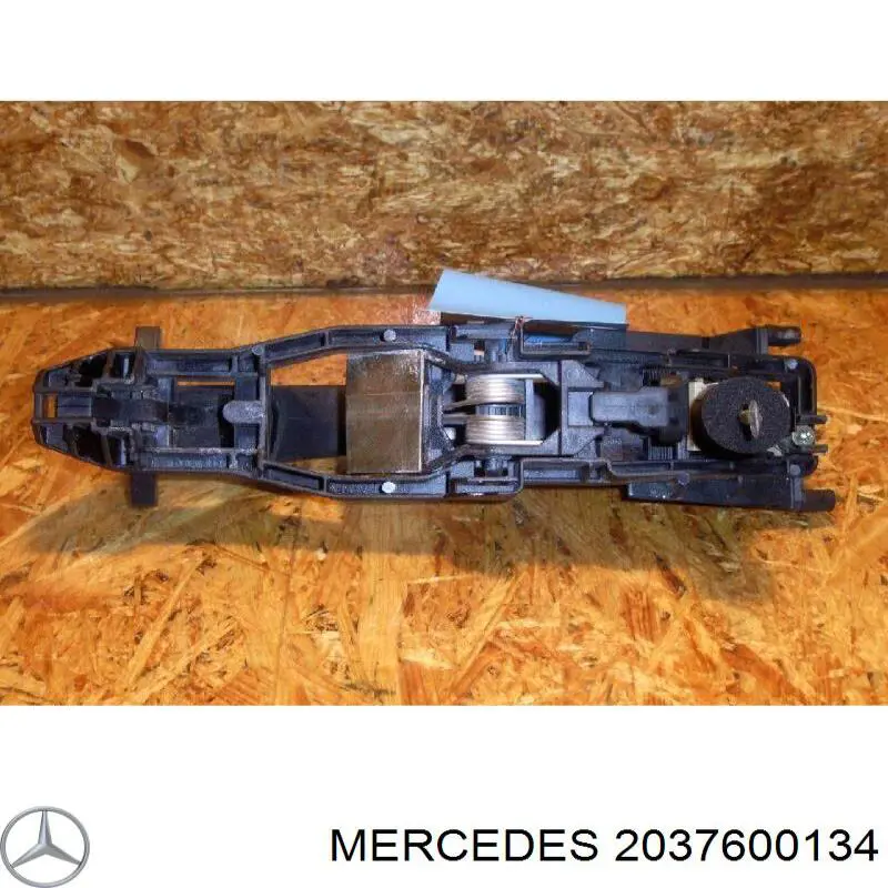 Купить 2037600134 Mercedes Держатель наружной ручки двери левых дверей