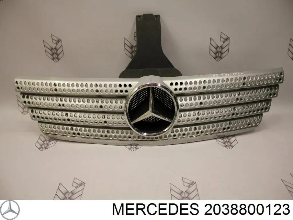  Решетка радиатора Mercedes C 
