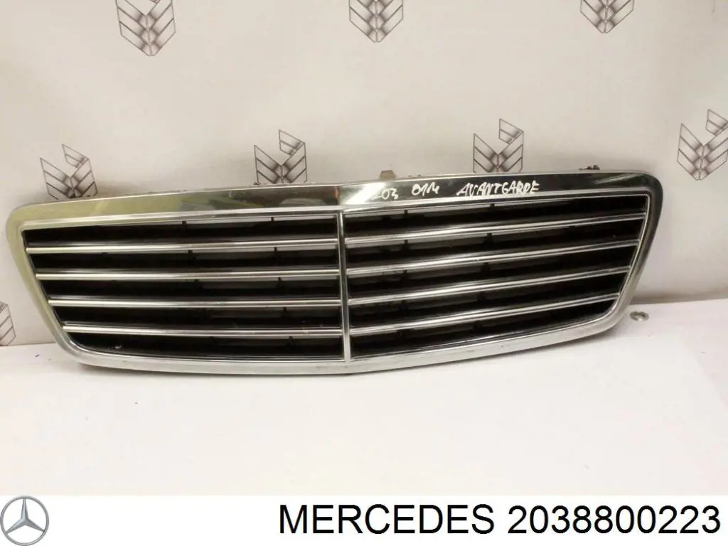 Решетка радиатора 2038800223 Mercedes