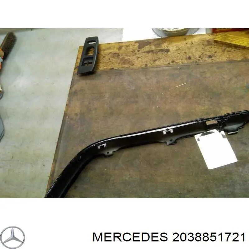 2038851721 Mercedes молдинг бампера переднего левый