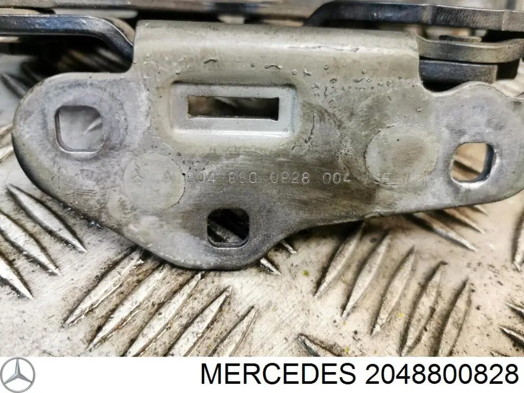 Петля капота правая 2048800828 Mercedes