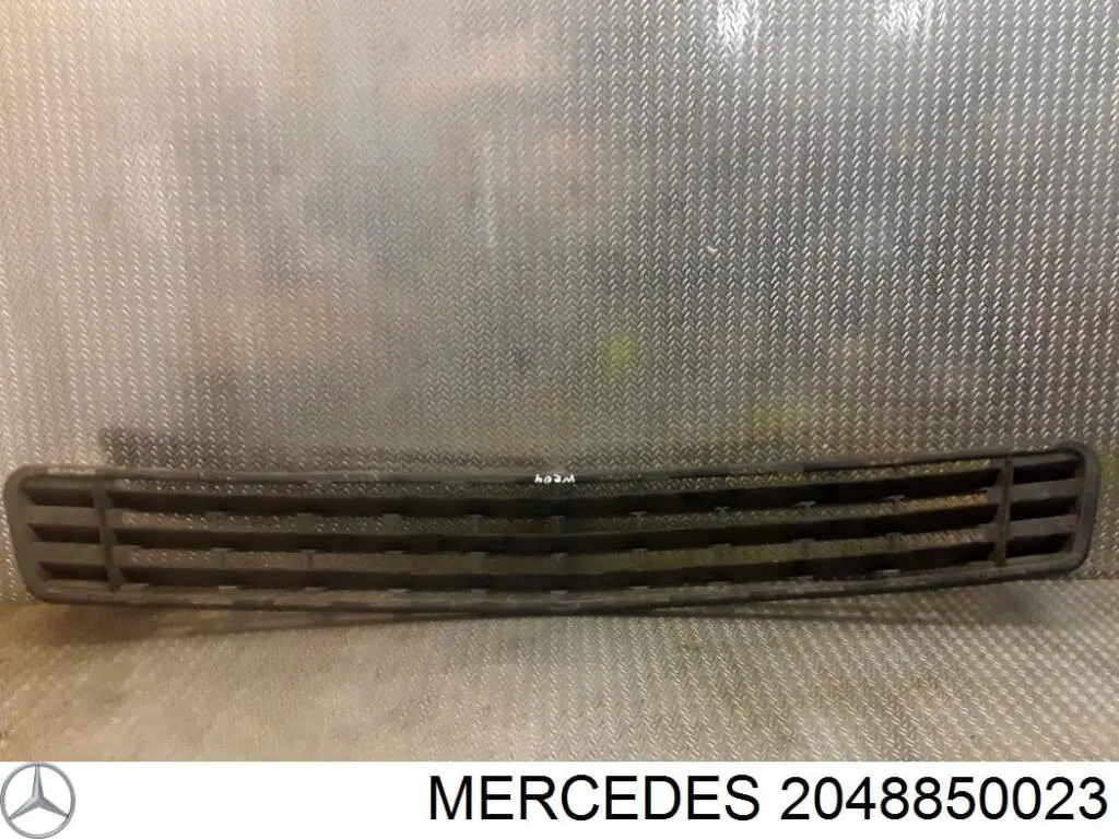 Купить 2048850023 Mercedes Решетка переднего бампера, центральная