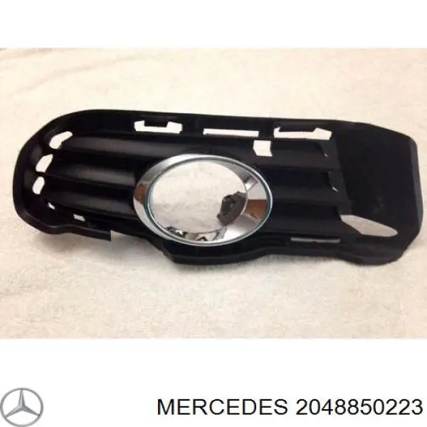 2048850223 Mercedes заглушка (решетка противотуманных фар бампера переднего правая)