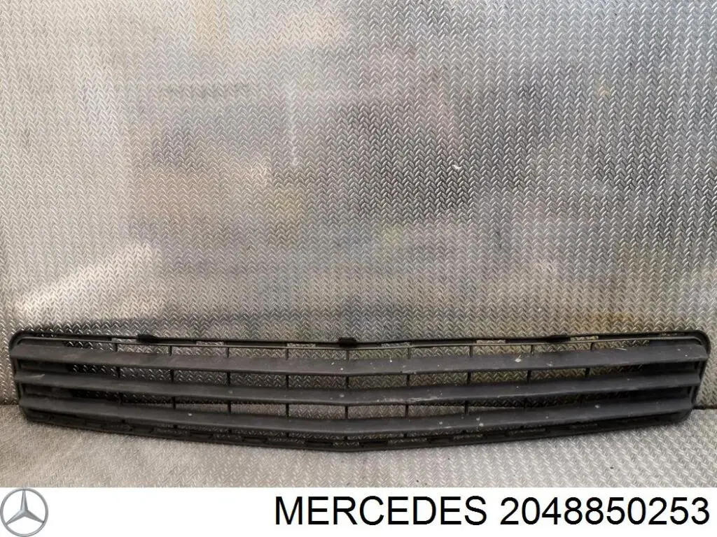 2048850253 Mercedes tampão (grelha das luzes de nevoeiro do pára-choque dianteiro esquerdo)