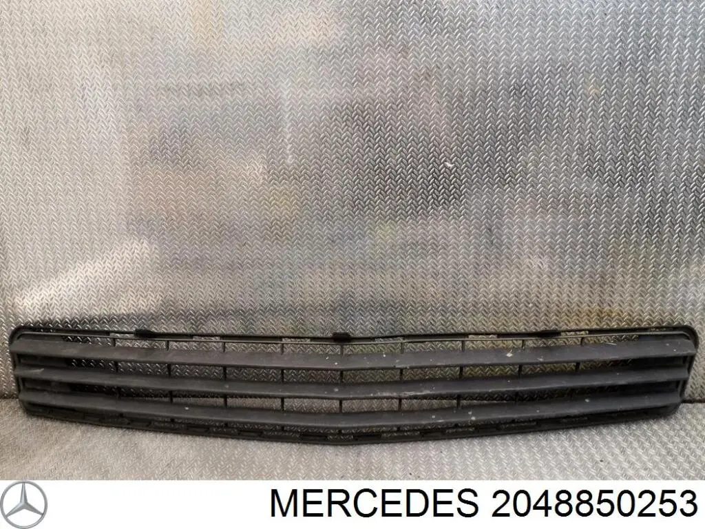 Заглушка (решетка) противотуманных фар бампера переднего левая 2048850253 Mercedes
