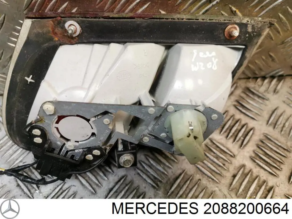 Фонарь задний правый внутренний 2088200664 Mercedes