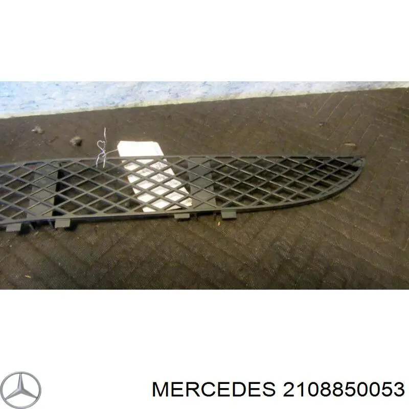 2108850053 Mercedes решетка бампера переднего центральная