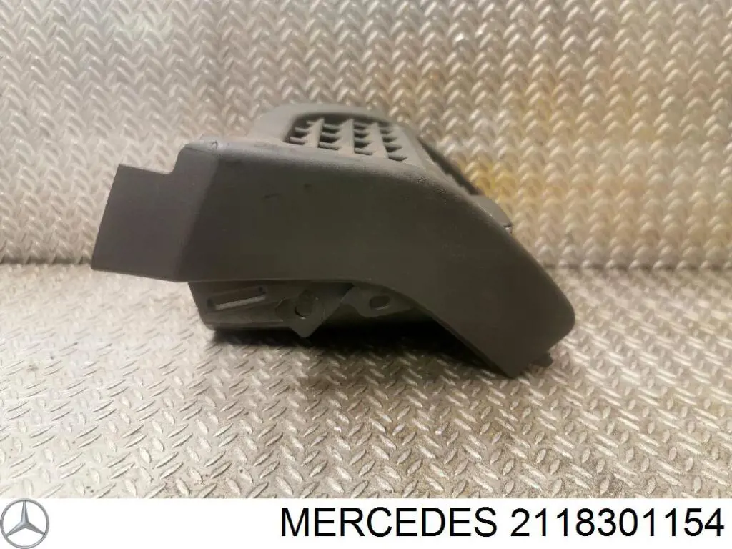 Решетка вентиляции салона на "торпедо" левая 2118301154 Mercedes
