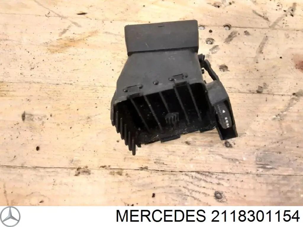 2118301154 Mercedes Решетка воздуховода левая