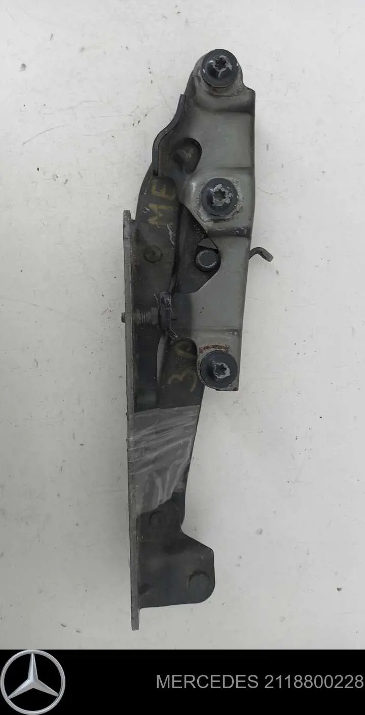 Купить 2118800228 Mercedes Завеса капота правая