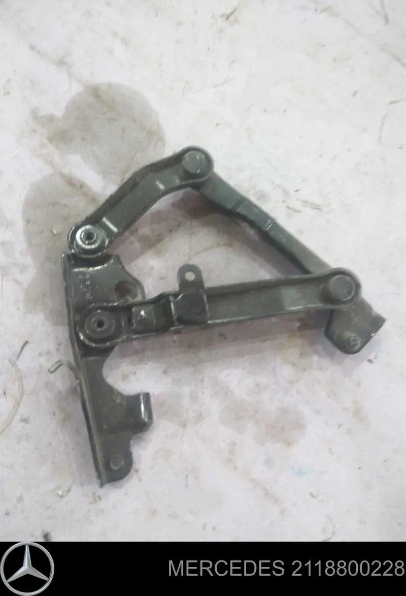 Петля капота правая 2118800228 Mercedes