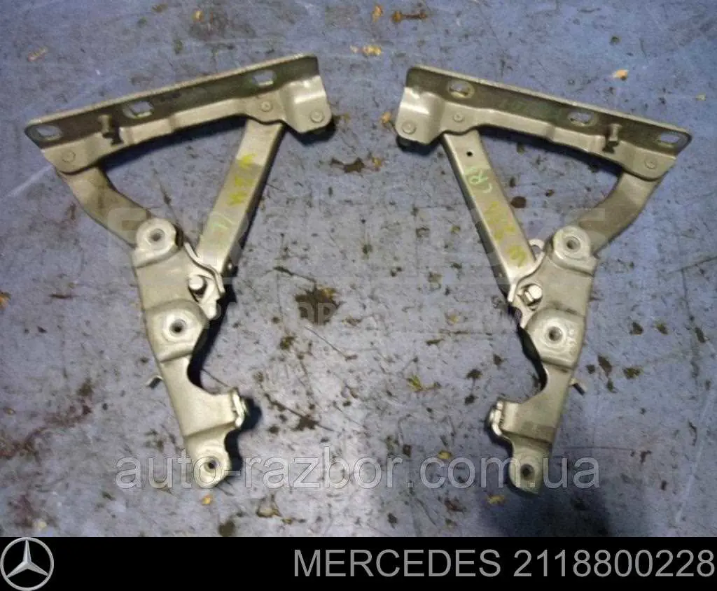 Правая петля капота  Mercedes 2118800228