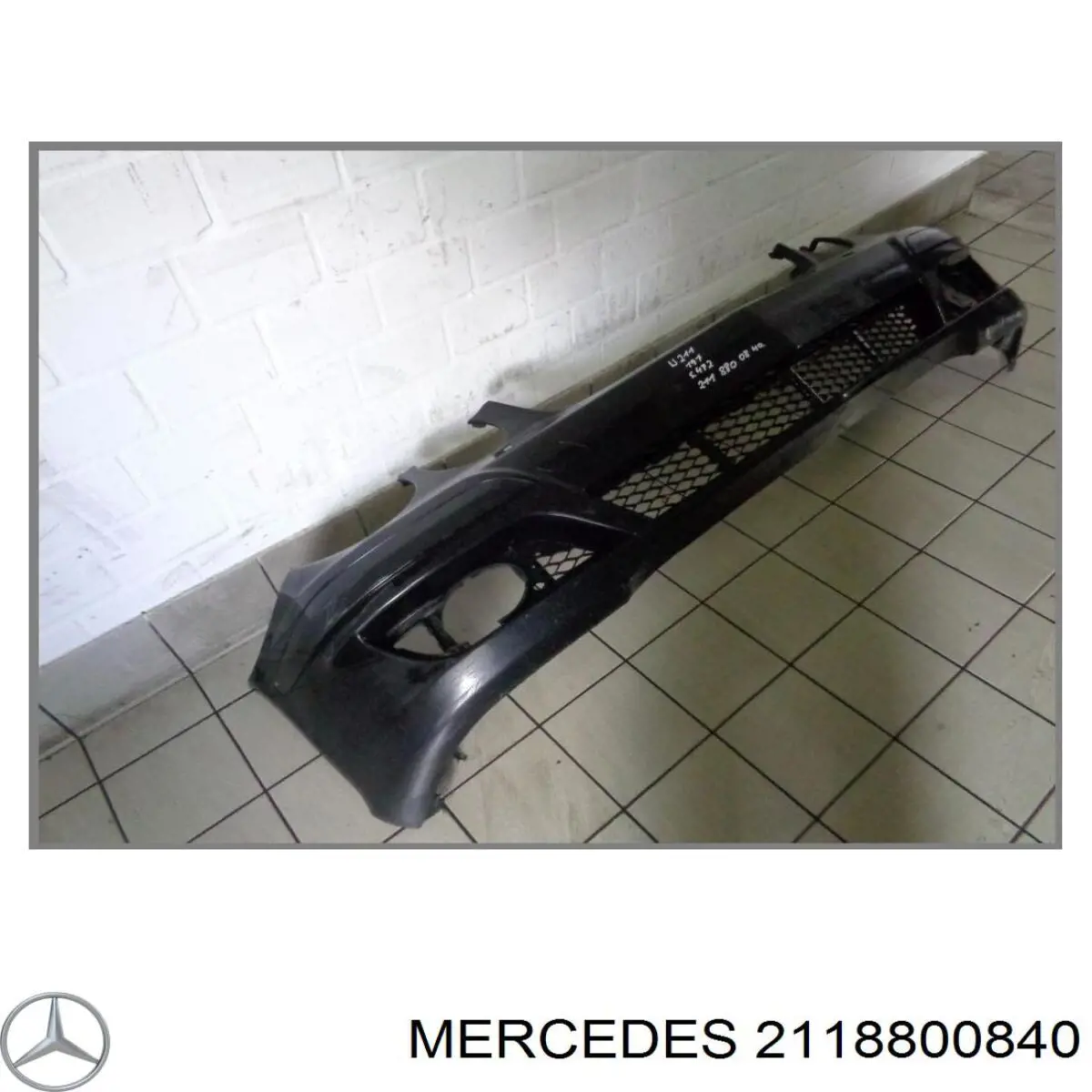 Передний бампер 2118800840 Mercedes