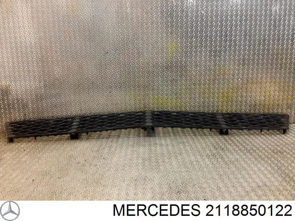 2118850122 Mercedes решетка бампера переднего центральная