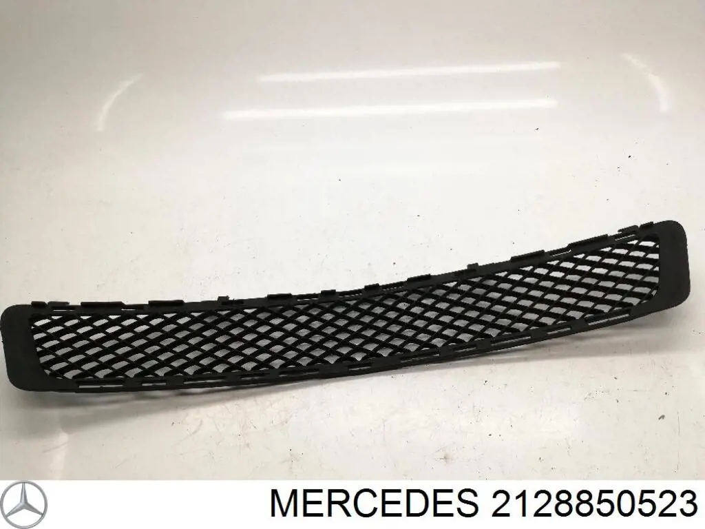 Решетка бампера переднего центральная 2128850523 Mercedes