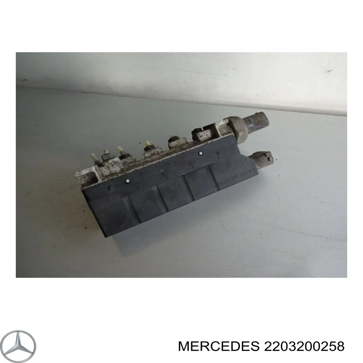 Блок клапанов регулируемой подвески на Mercedes S (W220)