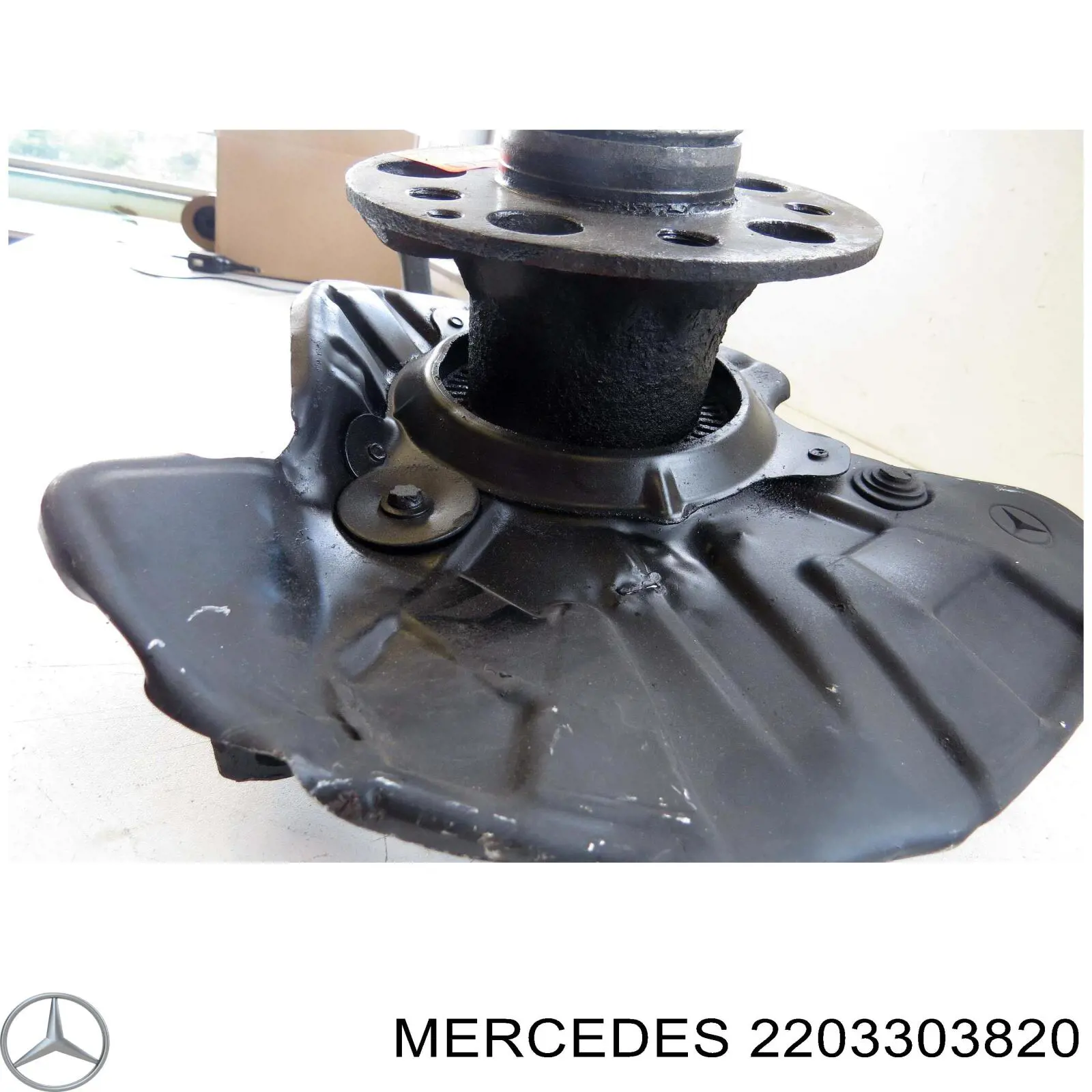 Цапфа передняя правая 2203303820 Mercedes