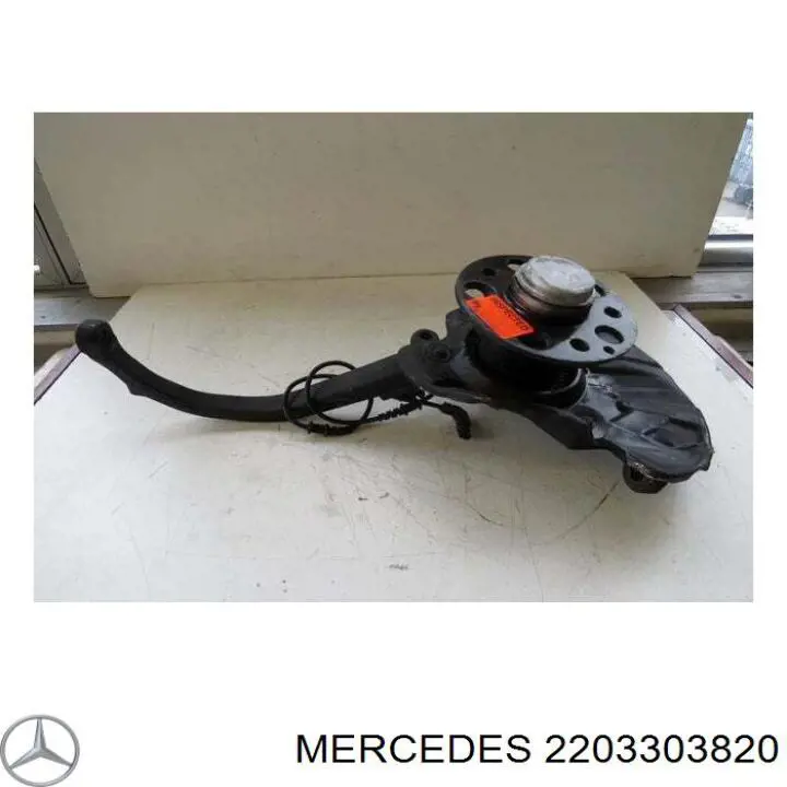 Кулак поворотный передний правый Mercedes 2203303820