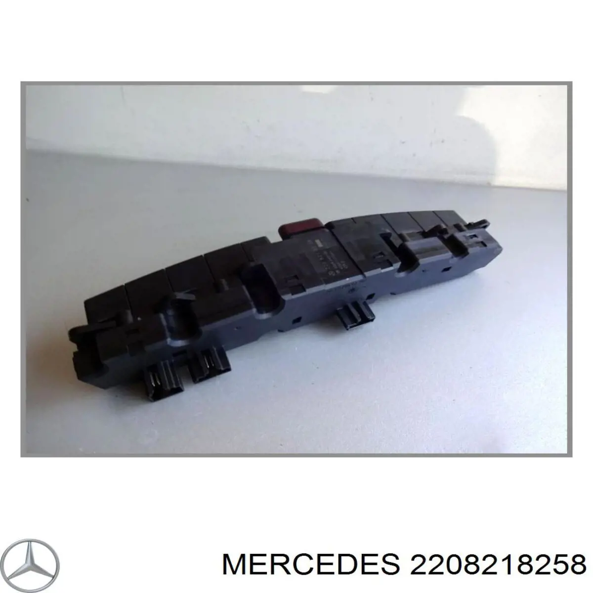 Блок кнопок центральной консоли 2208218258 Mercedes