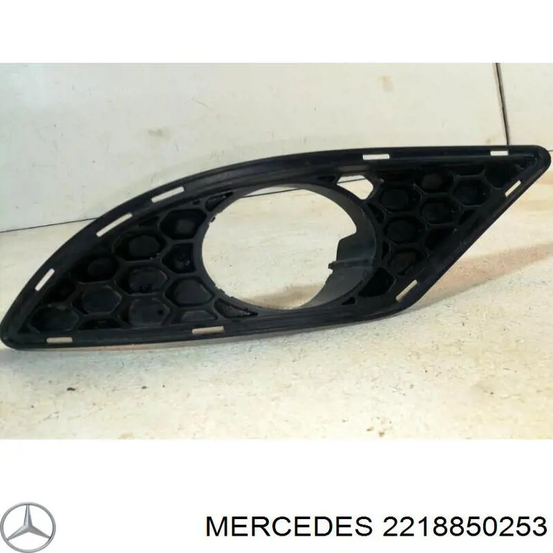 2218850253 Mercedes tampão (grelha das luzes de nevoeiro do pára-choque dianteiro direito)