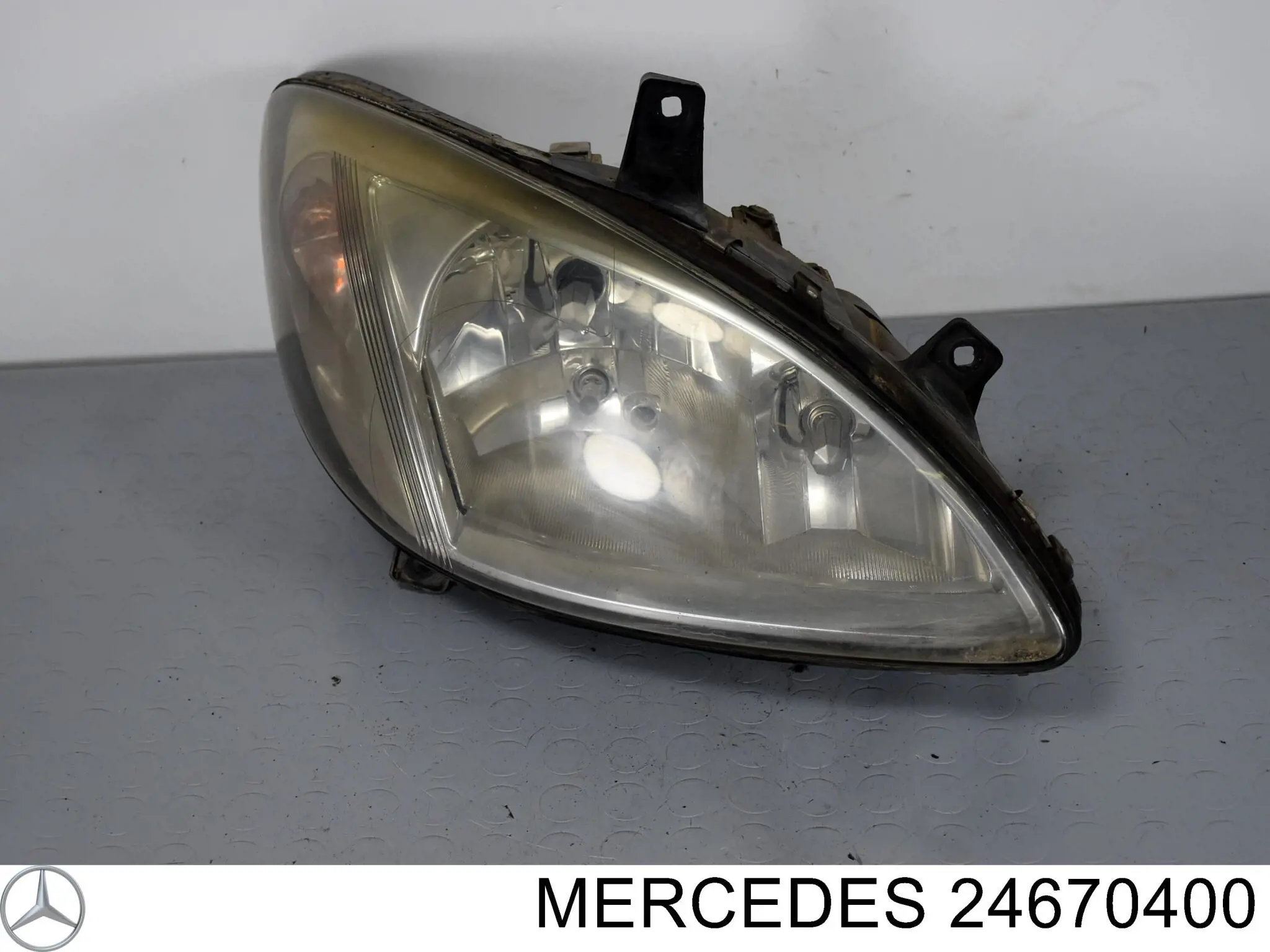Правая фара 24670400 Mercedes