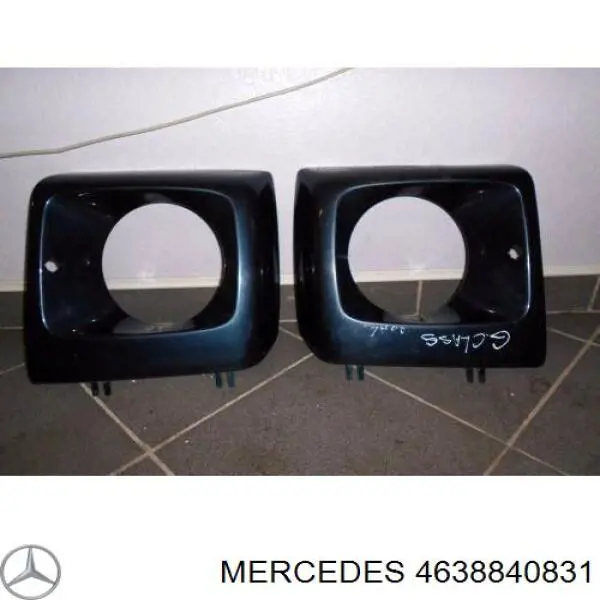 A463884083105 Mercedes рамка (облицовка фары правой)