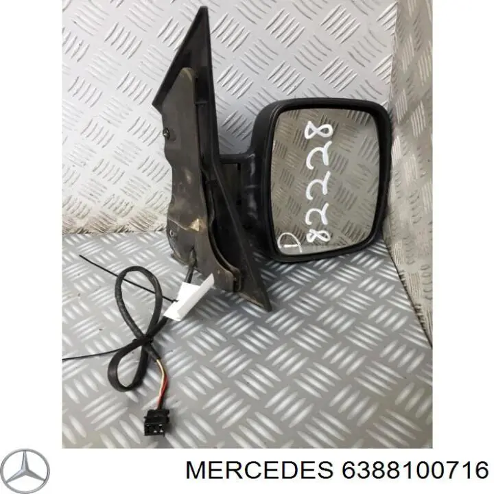 Правое зеркало 6388100716 Mercedes