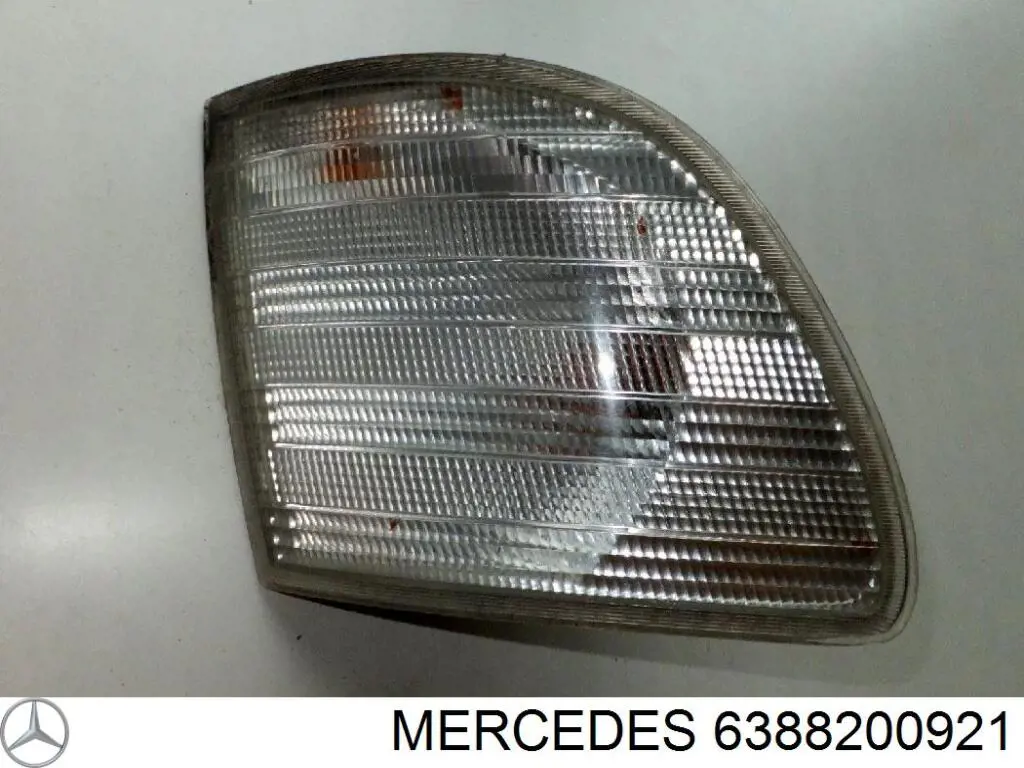  Поворотник правый Mercedes Vito 1