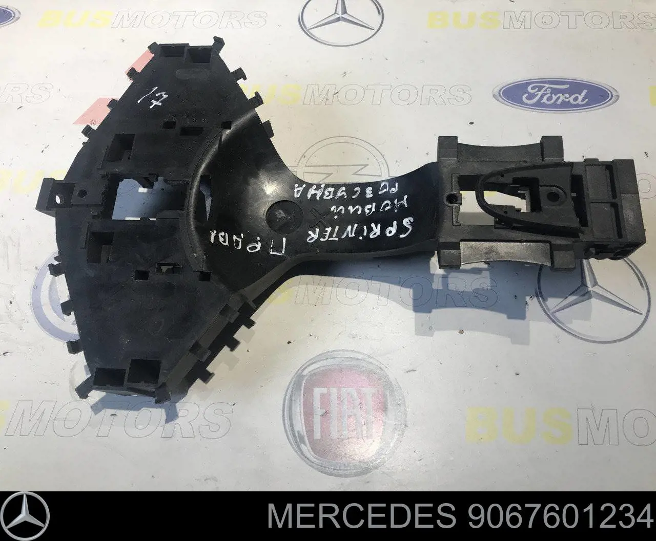 Держатель наружной ручки сдвижной двери правой Mercedes 9067601234 цена, от 30.84 USD