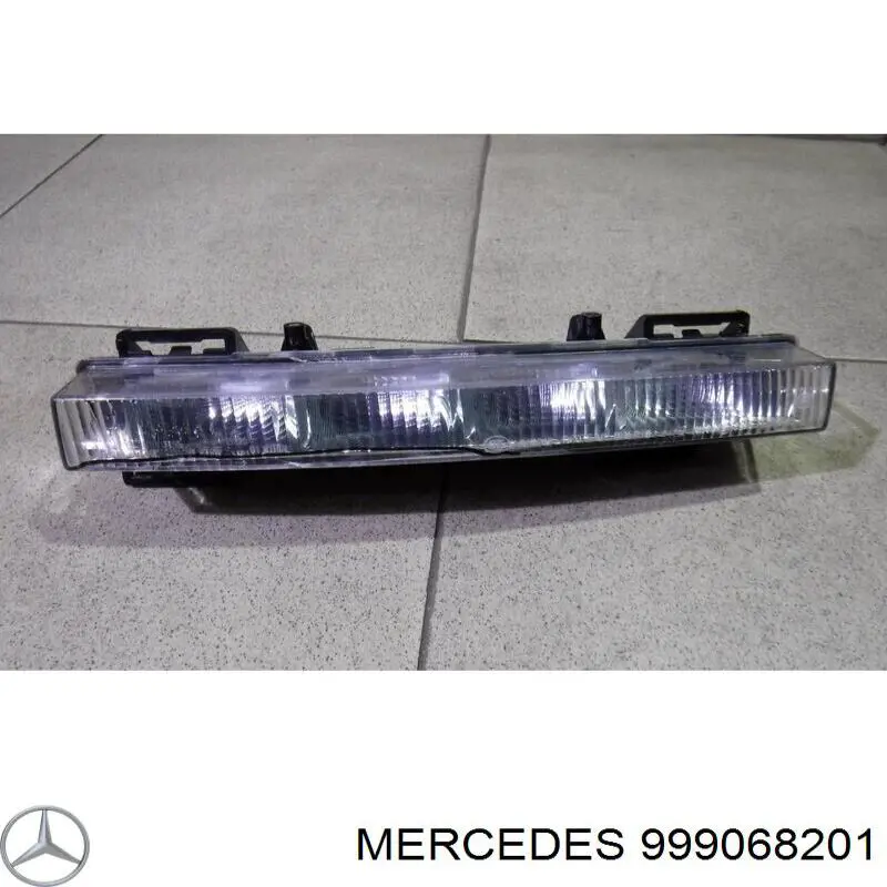 Габарит (фонарь) передний нижний правый 999068201 Mercedes