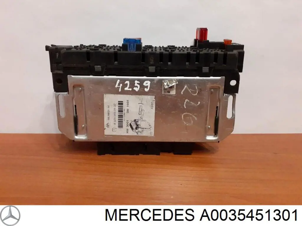 Купить A0035451301 Mercedes Блок предохранителей задний салонный