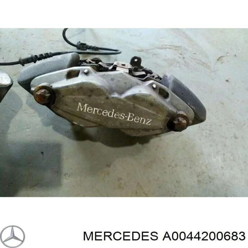 Суппорт тормозной передний правый A0044200683 Mercedes